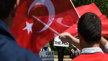 TÜRK BÜYÜKELÇİLİĞİ ÖNÜNDEKİ ARBEDE – ABD VATANDAŞI İKİ TÜRK TUTUKLANDI