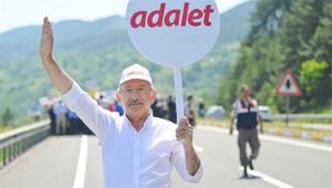 Protestocular Türkiye yollarında Erdoğan’ın tasfiyelerini kınamak için yürüyor