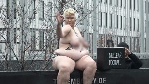 Çıplak Femen Eylemcisinden Donald Trump Protestosu