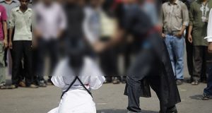 Suudi Arabistan 37 İnsanı Kafalarını Keserek Öldürdü